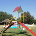 Juegos infantiles y pileta en el área social de Barrio Solar del Pehuenche, General Alvear