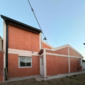 Departamento en Alquiler con Patio y Cochera – Roque Sáenz Peña 481