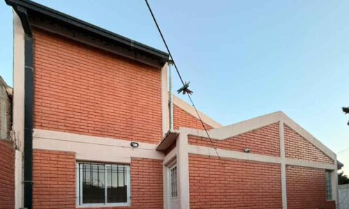 Departamento en Alquiler con Patio y Cochera – Roque Sáenz Peña 481