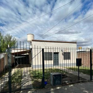 Fachada frontal de la casa - casa en alquiler Los Pinos 1149 Barrio Alimentación General Alvear