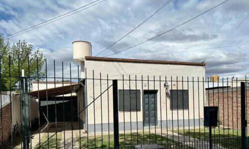 Fachada frontal de la casa - casa en alquiler Los Pinos 1149 Barrio Alimentación General Alvear