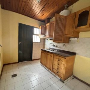 Cocina con muebles de madera - casa en alquiler Barrio Alimentación