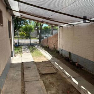 Pasillo techado hacia el frente - casa en alquiler con cochera General Alvear