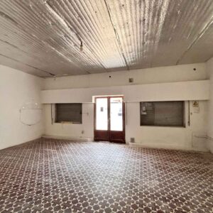 Salón frente a la calle con piso calcáreo y techo aislado, listo para atención al público