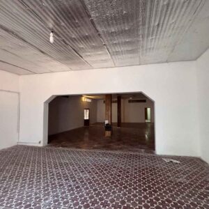 Conexión entre salón comercial y sector cubierto trasero dentro de la propiedad de Mitre 725