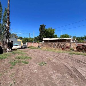 Terreno amplio con acceso independiente para camiones en propiedad comercial de Bowen