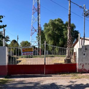 Portón de acceso al terreno con cartel de alquiler de Di Rosso Inmobiliaria en Bowen