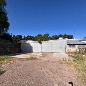Vista exterior del galpón cubierto con cerramientos de chapa en propiedad comercial de Bowen