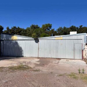 Vista exterior del galpón cubierto con cerramientos de chapa en propiedad comercial de Bowen