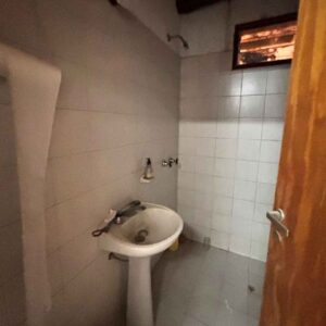 Baño instalado en local comercial en alquiler sobre calle Mitre, Bowen