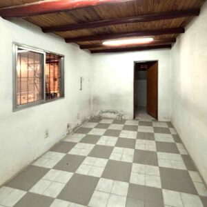 Oficina privada con piso cerámico y techo de madera, local comercial en Bowen