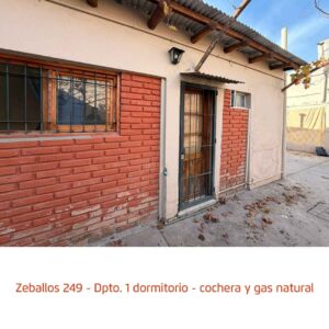 Ingreso y portón departamento en alquiler Di Rosso Inmobiliaria Zeballos 249