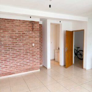 Living comedor con pared de ladrillo visto, departamento 1 dormitorio en alquiler, General Alvear centro