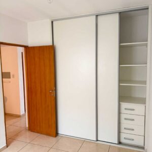 Dormitorio con placard empotrado, departamento en alquiler cerca de Av. Alvear Oeste, General Alvear