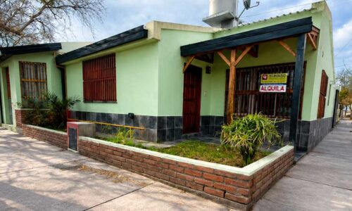 Fachada de casa en alquiler en esquina, Independencia 713, Barrio Alvear, General Alvear