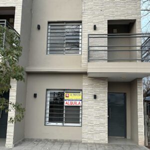 Fachada de dúplex en alquiler en Ingeniero Lange 1301, General Alvear, con cartel Di Rosso Inmobiliaria