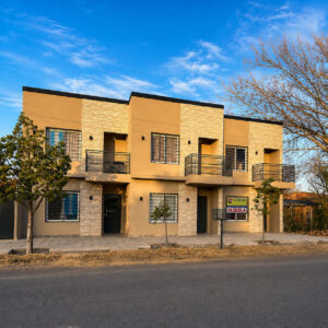 Vista frontal del dúplex en alquiler sobre calle Ingeniero Lange, General Alvear