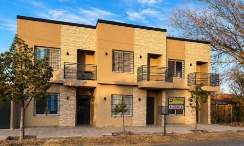 Vista frontal del dúplex en alquiler sobre calle Ingeniero Lange, General Alvear