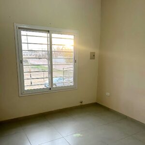 Dormitorio vacío con ventana al frente, dúplex en alquiler Ingeniero Lange, General Alvear