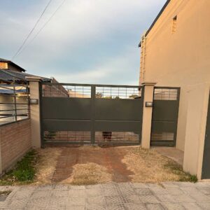Portón de acceso a cochera del dúplex en alquiler en General Alvear