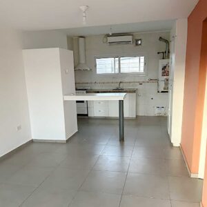 Cocina-comedor integrada del dúplex en alquiler en General Alvear