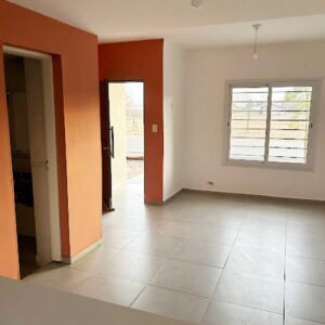 Living comedor con paredes en tono terracota, dúplex en alquiler General Alvear