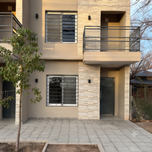 Fachada con balcones y ventanas del dúplex en alquiler en Ingeniero Lange, General Alvear