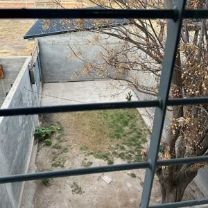 Vista del patio desde el balcón del dúplex en alquiler en General Alvear