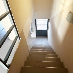 Escalera de acceso a planta alta del dúplex en alquiler en General Alvear