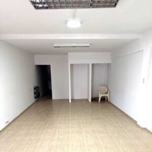 Salón principal de local comercial en alquiler sobre Avenida Libertador Norte, General Alvear, con piso cerámico e iluminación LED