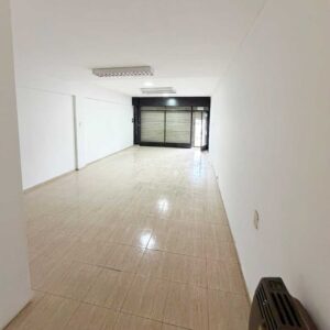 Vista del local en alquiler Av. Libertador Norte 305 hacia el frente, con cortina metálica de seguridad y acceso a vereda