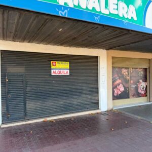 Fachada del local comercial en alquiler en Avenida Libertador Norte 305, General Alvear, con cartel de Di Rosso Inmobiliaria