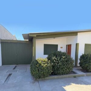 Casa en alquiler en Barrio Alimentación, General Alvear: 3 dormitorios con placard, living, cochera y quincho cerrado. $700.000.