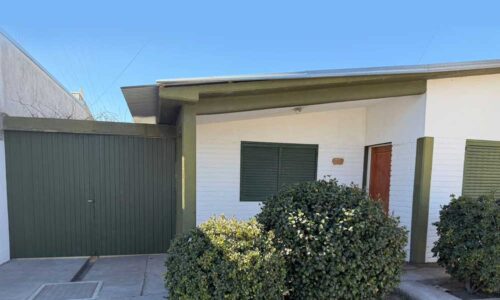 Casa en alquiler en Barrio Alimentación, General Alvear: 3 dormitorios con placard, living, cochera y quincho cerrado. $700.000.