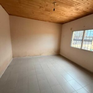 Foto dormitorio — Texto: "2 dormitorios amplios"