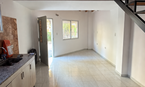 Cocina comedor de Sargento Medina 1047, departamento 2, con terminación del piso simulada digitalmente.